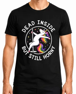 Imagen del producto de Camiseta para hombre, color , talla S. Diseño: "Muerto por dentro, pero aún con ganas". Frase humorística y sarcástica