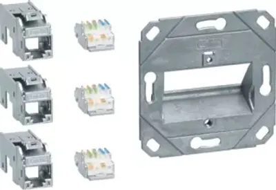 Immagine prodotto di Modulo di connessione Hager per piastra centrale UAE 3-gang, hfr, 3x RJ45, Cat.6a (GMKSRJ45C6A3)