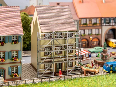 Produktbild von Faller 232175 - 1/160 / N Altstadthaus mit Gerüst - Neu