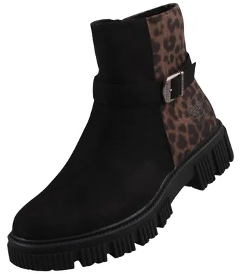 Der schwarze Stiefel steht auf einem hellen Boden und zeigt die rechte Seite Er hat eine glatte Oberfläche und eine Schnalle