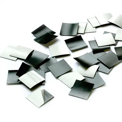 Zdjęcie produktu dla Zestaw 100 samoprzylepnych płytek magnetycznych | Rozmiar 3x3 cm | Do zdjęć, pocztówek, plakatów i notatek | Magnety na lodówkę do samodzielnego wykonania | mag_092