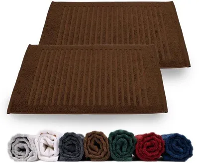 Zdjęcie produktu dla Zestaw dwóch mat do kąpieli Unyqoos® wykonanych w 100% z wytrzymałej bawełny, o wymiarach 50 x 70 cm, w kolorze czekoladowym – miękkie, chłonne maty do łazienki z podłożem bez gumy