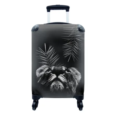 Produktbild von MuchoWow® Koffer Handgepäck Trolley Rollkoffer Kleine Reisekoffer mit 4 Rollen - Tiger schaut auf und steht vor einem schwarzen Hintergrund - schwarz und weiß - Cabin Size < 55x40x23 cm & 55x40x20 cm - Fotokoffer - Kabinenkoffer - Boardgepäck - Reise-Box - Reisekoffer - Reisegepäck - Koffer mit Bild - Trolley für Kinder
