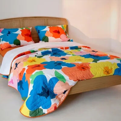 Produktbild von Bloom play Tagesdecke 270x260 cm (Bett 160/180) 100 % Baumwolle (außen) 100 % Polyester (Füllung) Hergestellt in Europa