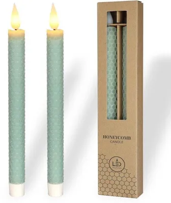 Productafbeelding van Ibenzoa® 2-delige set LED-kaarsen in eucalyptusgroen, gemaakt van paraffine, met een honingraatstructuur, een flakkerend vlameffect, timerfunctie (6 uur/18 uur), 2x AAA-batterijen, minimaal 400 uur brandduur