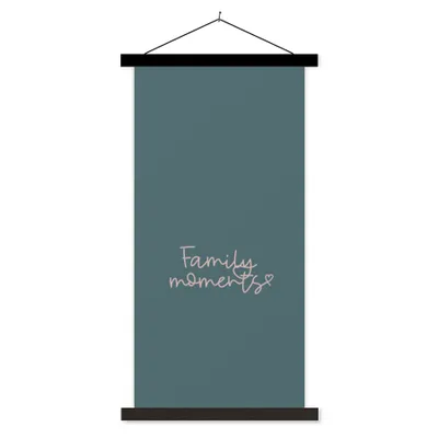 Produktbild von MuchoWow® Textilposter Zitate - Sprichwörter - Familie - Familienmomente 40x80 cm mit schwarzem Rahmen - Wandemalerei