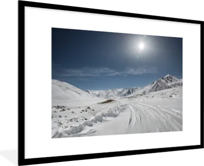 Produktbild von MuchoWow® MuchoWow® Gerahmtes Poster Verschneite Straße zwischen den Bergen 90x60 cm - Poster mit zchwarzem Bilderrahmen - Wanddekoration - Fotos