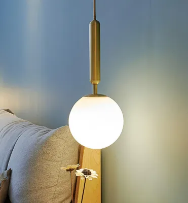 Obrázok produktu pre Moderná závesná lampa s bielou sklenenou guľou a nastaviteľnou výškou