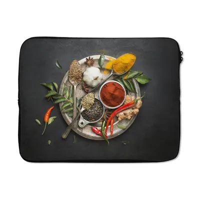 Produktbild von MuchoWow® Laptop Hülle 15 Zoll Gewürze - Teller - Pfeffer - Schwarz - Löffel - Silber Laptoptasche - Laptoptasche - Sleeve - Rundum-Schutz