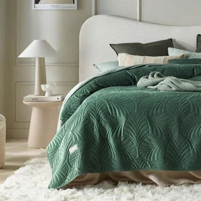 Produktbild von Famanu Tagesdecke Dunkelgrün - 170 x 210 cm - Vielseitige Wohndecke - Bett- oder Sofadecke - Samt