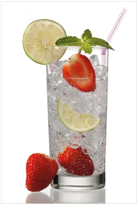 Produktbild von Wallario Premium Glasbild, freischwebende Optik, kräftige Farben, Größe 90 x 60 cm Motiv Glas Wasser mit Erdbeeren