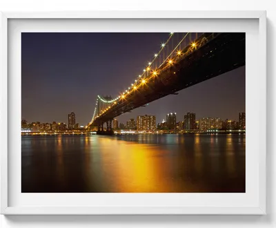 Produktbild von Beleuchtete Brooklyn Bridge in New York– Wandbild mit Rahmen – Gerahmtes Bild  – Wanddekoration – 80x60 cm –  Weiß Rahmen