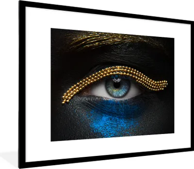 Produktbild von MuchoWow® MuchoWow® Gerahmtes Poster Frau - Augen - Make-up - Luxus - Gold 80x60 cm - Poster mit zchwarzem Bilderrahmen - Schlafzimmer-Dekorationen - Fotoposter