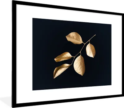 Produktbild von MuchoWow® Gerahmtes Poster Blätter - Zweig - Gold - Luxus 80x60 cm - Poster mit Schwarzem Bilderrahmen Wandposter Rahmen Foto Bilder - Schlafzimmer-Dekorationen - Fotoposter
