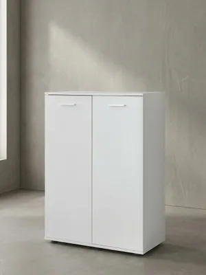 Frontale Ansicht der mattweißen Zweitürer-Kommode 71x104x35cm mit silbernen Metallgriffen freigestellt vor einem sauberen weißen Hintergrund_#sku_BARWL5.291#