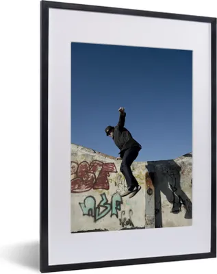 Produktbild von MuchoWow® MuchoWow® Gerahmtes Poster Eine Person, die als Freerunner von einem Gebäude springt 30x40 cm - Poster mit zchwarzem Bilderrahmen - Wandposter Schlafzimmer