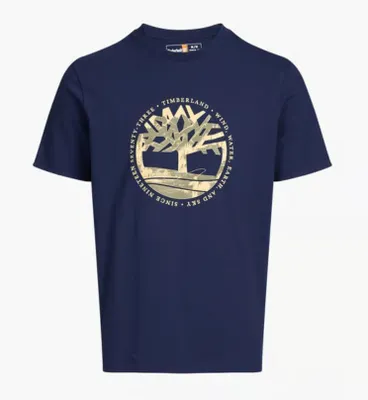 Immagine prodotto di Maglietta grafica da uomo Timberland con logo "Tree" e motivo "Lake House".
Maglietta grafica da uomo Timberland con logo "Tree" e motivo "Lake House"