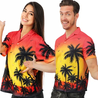 Frau und Mann präsentieren farbenfrohe Hawaiihemden im tropischen Palmen-Look als Partneroutfit.