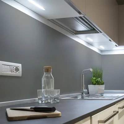 Produktbild von Dekorative Vinyl-Klebefolie auf Meterware – Waschbarer, wasserfester Aufkleber für Wände, Küchen und Möbel – 60 cm x 50 m – Taubengrau