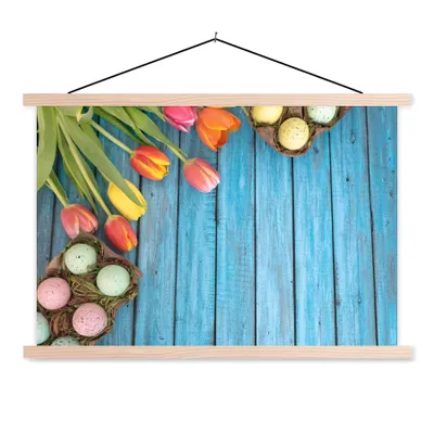 Produktbild von MuchoWow® Textilposter Ostereier und bunte Tulpen zu Ostern auf einem hölzernen Hintergrund 60x40 cm mit holzfarbenen Rahmen - Bilder