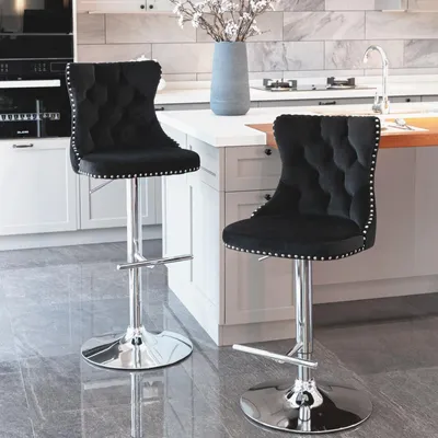 Produktbild von 2er Set drehbare Samt-Barhocker, höhenverstellbar, Chromfuß, gepolstert, schwarz.