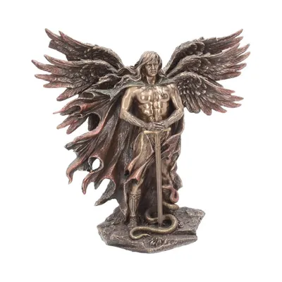 Diese Skulptur stellt geflügelte Figur dar, die an Engel oder mythologische Kriegergestalt erinnert