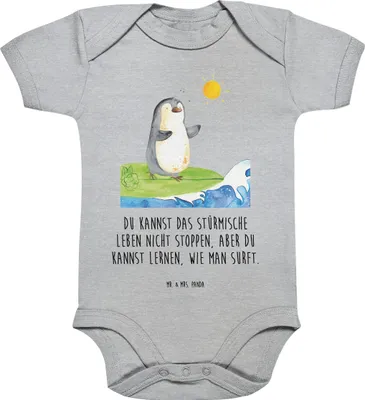 Produktbild von Mr. & Mrs. Panda Strampler Baby Pinguin Surfer 3. - 6. Monat - Heather Grey - Geschenk, Motiviert, Hawaii, babykleidung body, Optimistisch, Babybody, Urlaub, Portugal