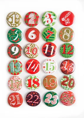Imagen del producto de Calendario de Adviento con números del 1 al 24. Juego de 24 piezas. Botones metálicos rojos, verdes y blancos, diámetro de 2,5 cm