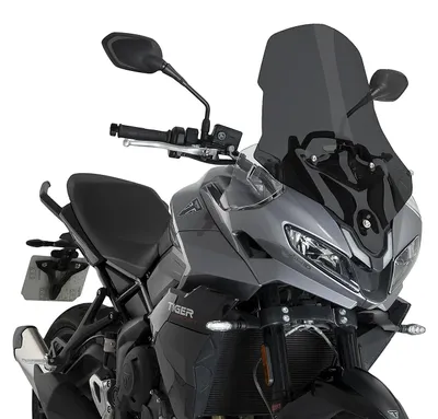 Obrázok produktu pre Predné sklo Puig Touring, rozmer 610 x 440 mm, s osvedčením ABE, pre motocykel Triumph Tiger Sport 800, modelový rok 2025