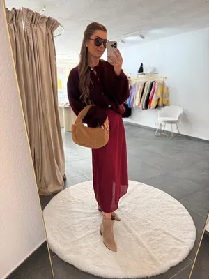 Produktbild von Satinrock Damen "Lou" Weinrot, langer Rock in Satinoptik, für Frauen Rock, Midirock, Damen Midi Satin rock, Gummizug am Bund, Elegant und Lässig Röcke