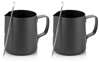 Produktbild von Omgoods – Milchaufgusskanne, 2 Stück – Edelstahl-Set – Milchkanne mit Messmarkierungen – Latte-Art-Stift – Für Latte/Espresso – Spülmaschinenfest