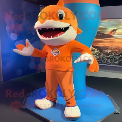 Produktbild von Orangefarbener REDBROKOLY Hai Maskottchen Kostüm gekleidet mit einem grafischen T-Shirt und Fußkettchen