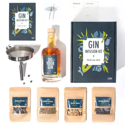 Zdjęcie produktu dla Zestaw do infuzji ginu | Zestaw do samodzielnego przygotowania ginu z jagodami jałowca, składnikami roślinnymi i akcesoriami | Zestaw upominkowy dla miłośników ginu i kreatywnych koneserów