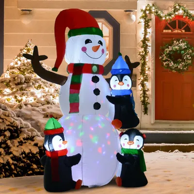 Image de Figurine gonflable de Noël : bonhomme de neige et pingouins. Décoration de Noël, décoration de jardin, décoration extérieure