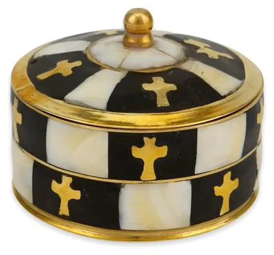 Produktbild von Runde Messingbox mit Deckel, Perlmutt und Kreuzverzierung, Durchmesser 7,0 cm