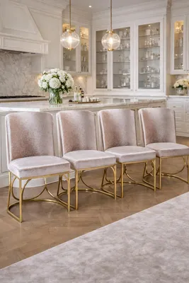 Productafbeelding van Set van vier elegante fluwelen eetkamerstoelen met een gouden metalen frame