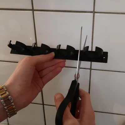 Obrázek produktu pro Stojan na kořenky s úchytkami pro 16 sklenic s kořením, 4 x 4 černé lišty pro kořenky o průměru 3,3 - 4,5 cm a hmotnosti 150 gramů, organizér na koření, k montáži na kuchyňské a nástěnné obklady.