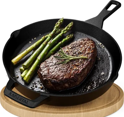 Produktbild von KAISERTAL® Gusseisenpfanne inkl. Reinigungsbürste - Induktionsgeeignet, Voreingebrannt und Backofengeeignet. Inkl. Rezeptbuch