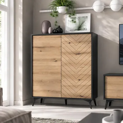 Obrázek produktu pro Vysoká komoda DIAMOND KW2D s frézovanými dvířky s vzorem "rybí kost", barva dub Evoke, matná černá barva, kovové nožky. Skříň, vysoká komoda
