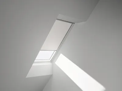 Produktbild von VELUX Verdunkelungsrollo uni weiß manuell Rahmen aluminium DKL 204 1025S