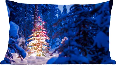 Produktbild von MuchoWow® Zierkissen Sofakissen Wohnzimmer Dekokissen 50x30 cm Ein Weihnachtsbaum im verschneiten Wald - Wohnzimmerdekoration - Polster mit Photo