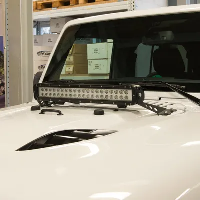 Zdjęcie produktu dla Uchwyt 20" na masce silnika, czarny Lightbar Jeep Wrangler JK 07-18