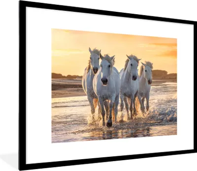 Produktbild von MuchoWow® Gerahmtes Poster Pferde - Wasser - Strand - Tiere 80x60 cm - Poster mit Schwarzem Bilderrahmen Wandposter Rahmen Foto Bilder - Schlafzimmer-Dekorationen - Fotoposter