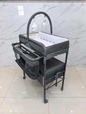 Produktbild von Mobiler Wickeltisch, klappbar, für Babys, mit Rollen, in dunkelgrau, mit stabilem Metallrahmen und strapazierfähigem Bezug