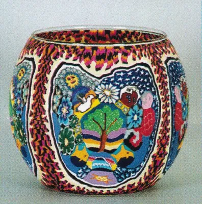 Dieses Windlicht aus Fimo-Glas zeigt vielfältige und farbenfrohe Szene von Vögeln Blumen und Figuren