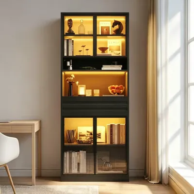 Immagine prodotto di Mobiletto espositivo con quattro ante in vetro, dimensioni 80x35x200 cm, realizzato in MDF nero, dotato di cassetto e illuminazione RGB a LED, ideale per il soggiorno