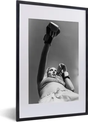 Produktbild von MuchoWow® Gerahmtes Poster Boxen - Schwarz - Weiß - Frau 40x60 cm - Poster mit Schwarzem Bilderrahmen Wandposter Rahmen Foto Bilder - Poster in Rahmen