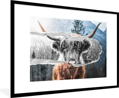Produktbild von MuchoWow® Gerahmtes Poster Schottischer Highlander - Kuh - Schwarz - Weiß 90x60 cm - Poster mit Schwarzem Bilderrahmen Wandposter Rahmen Foto Bilder - Wanddekoration - Fotos