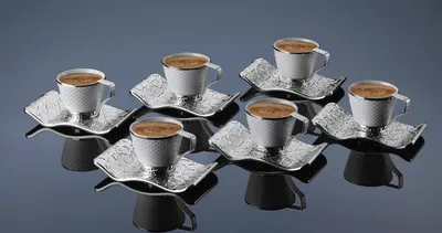 Produktbild von 12 Teiliges Kaffee Set, Espresso, Mokka aus Porzellan mit Silbernen Rand sowie Griff, dazu Unterteller aus Messing
