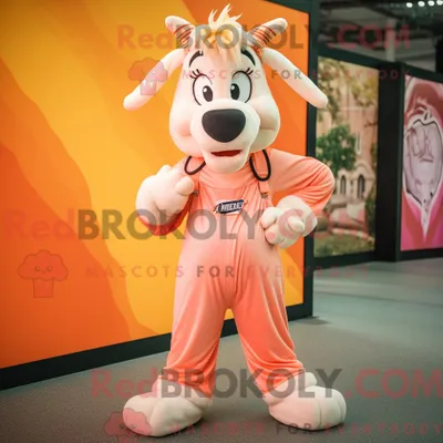 Productafbeelding van Mascottefiguur REDBROKOLY van een perzikgeit gekleed met een jumpsuit en hoofdbanden